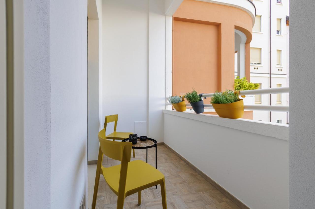Interno 6 Guest House Cuneo Bagian luar foto